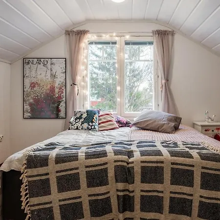 Santa's Closest Neighbor Vila *