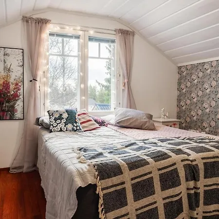 Santa's Closest Neighbor Vila *