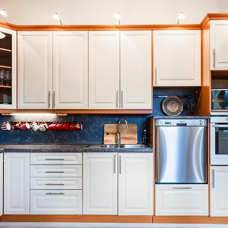 Vila Santa's Closest Neighbor *